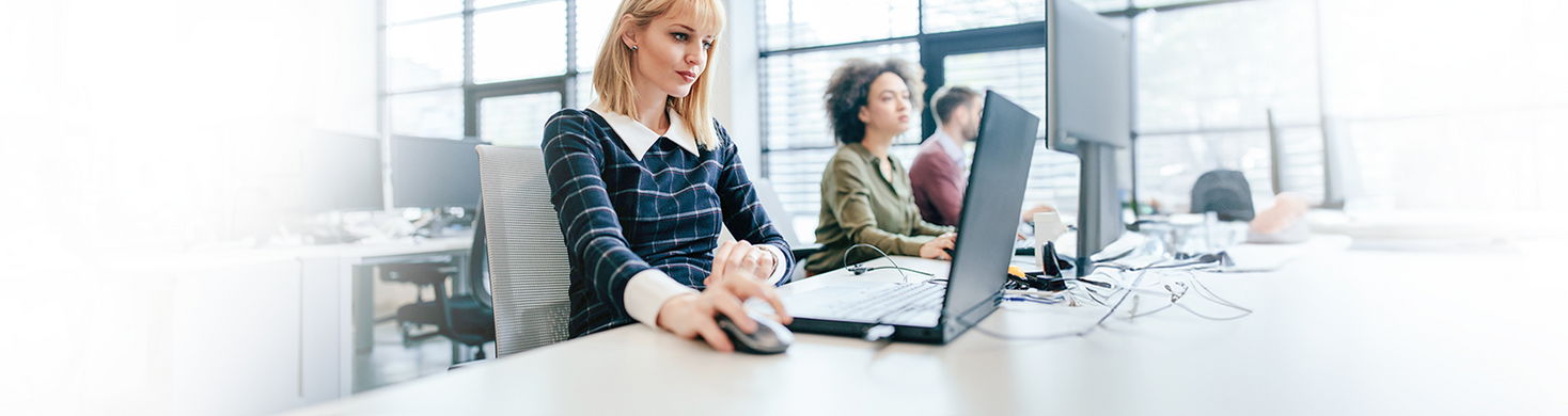 Frau am PC - Thema Hinweisgeberschutzgesetz mit der Lösung "Klaes-Hinweisgeberplattform"