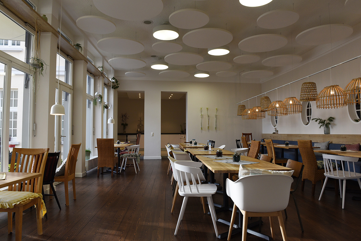 Genießen Sie ein köstliches Mittagessen in unserer gemütlichen Cafeteria